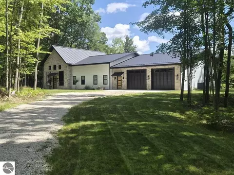 6468 Dunhill Dr, Canadian Lakes, MI 49346