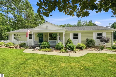 531 S Houghton St, Lake City, MI 49651