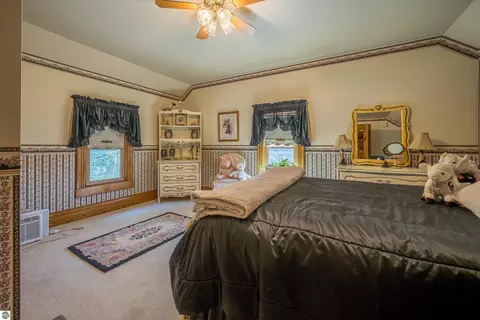 Bedroom - 9644 E Deerfield Rd, Shepherd, MI 48883 photo 2 of 5