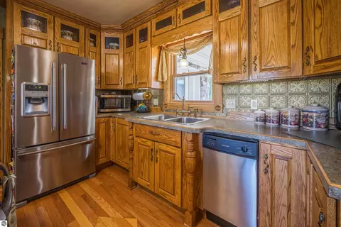 Kitchen - 9644 E Deerfield Rd, Shepherd, MI 48883 photo 4 of 7