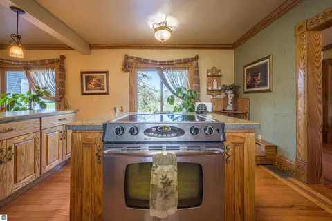 Kitchen - 9644 E Deerfield Rd, Shepherd, MI 48883 photo 6 of 7