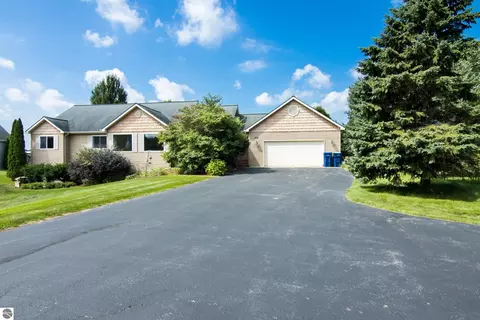 859 Shamrock Ln, Traverse City, MI 49696