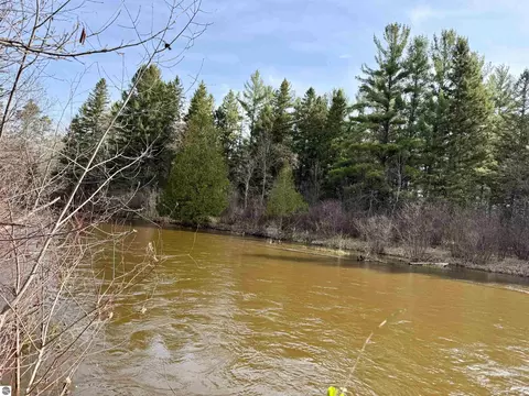 820 E Boardman Acres Dr, Traverse City, MI 49696