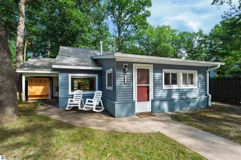 7674 Ladd Dr, Rapid City, MI 49676