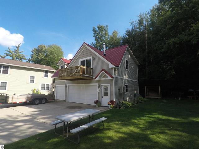 110 Bass Ct, Cadillac, MI 49601