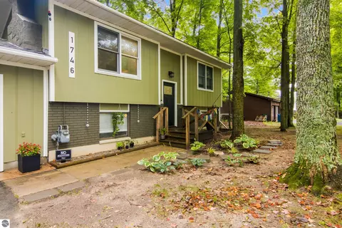 1746 Rasho Rd, Traverse City, MI 49686