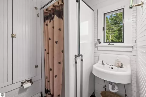 Bath - 3182 Twin Pine Rd, Grayling, MI 49738 photo 6 of 7