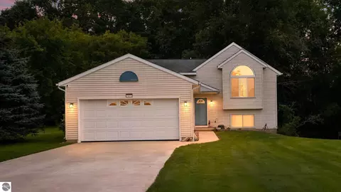 7015 Cedar Highlands Dr, Cedar Springs, MI 49319