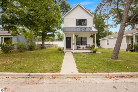 325 Hamilton St, Traverse City, MI 49686
