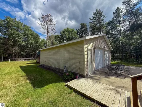 Exterior - 116 Hilltop Dr, Roscommon, MI 48653 photo 4 of 8