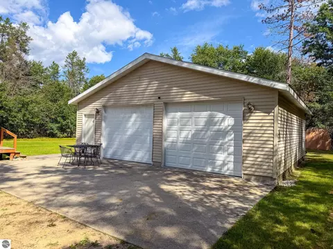 Exterior - 116 Hilltop Dr, Roscommon, MI 48653 photo 5 of 8