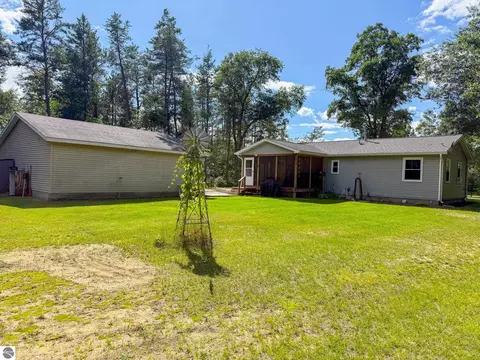 Exterior - 116 Hilltop Dr, Roscommon, MI 48653 photo 7 of 8