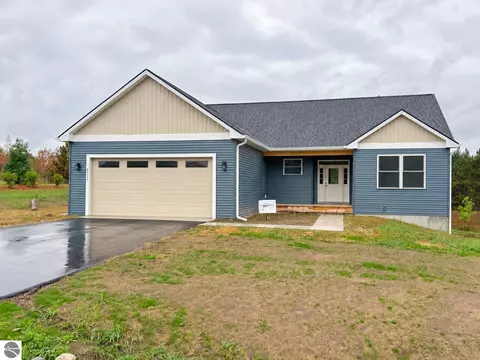 8552 S Olivia Dr, Maple City, MI 49664