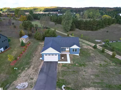 8552 S Olivia Dr, Maple City, MI 49664