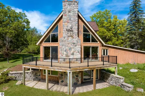 6856 Del Mason Rd, Bellaire, MI 49615