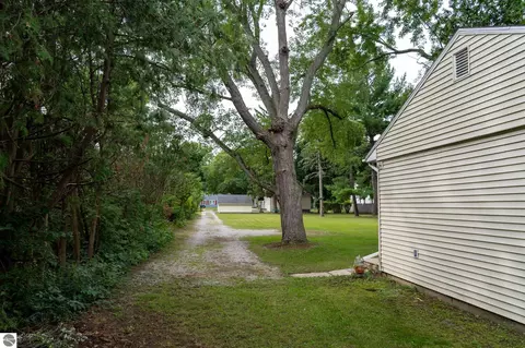 Exterior - 1015 E 1015 12 E High St, Mount Pleasant, MI 48858 photo 9 of 10