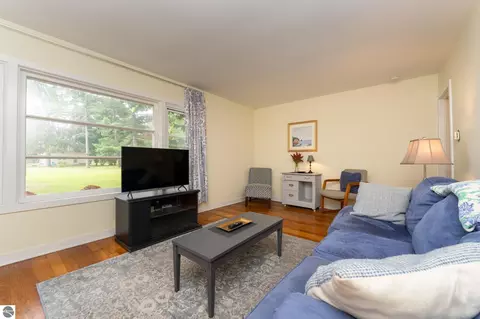 Living - 1015 E 1015 12 E High St, Mount Pleasant, MI 48858 photo 3 of 4