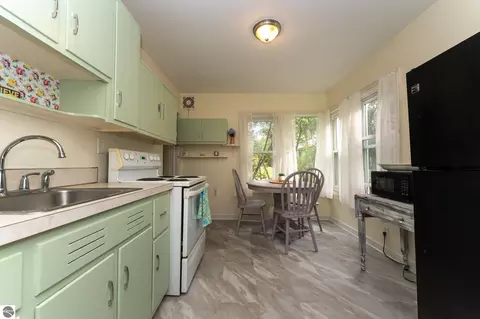 Kitchen - 1015 E 1015 12 E High St, Mount Pleasant, MI 48858 photo 5 of 7