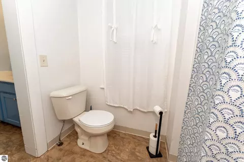 Bath - 1015 E 1015 12 E High St, Mount Pleasant, MI 48858 photo 4 of 6