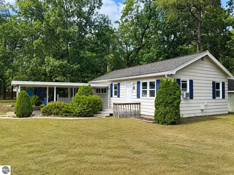 885 Parsons Rd, Traverse City, MI 49686