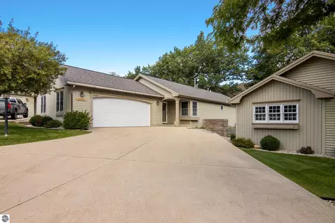 1052 Hemingway Ln, Traverse City, MI 49686