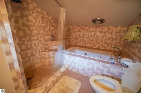 Bath - 5260 N Hockaday Rd, Gladwin, MI 48624 photo 4 of 5