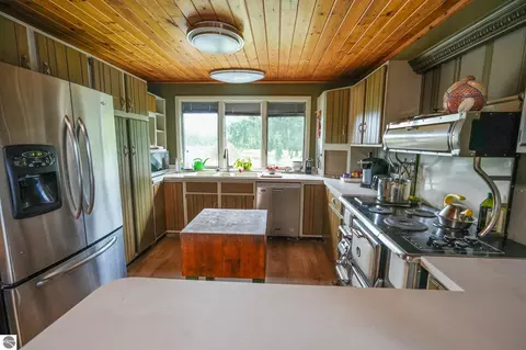 Kitchen - 5260 N Hockaday Rd, Gladwin, MI 48624 photo 3 of 5