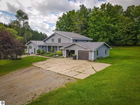Exterior - 5260 N Hockaday Rd, Gladwin, MI 48624 photo 4 of 17