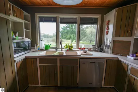 Kitchen - 5260 N Hockaday Rd, Gladwin, MI 48624 photo 4 of 5