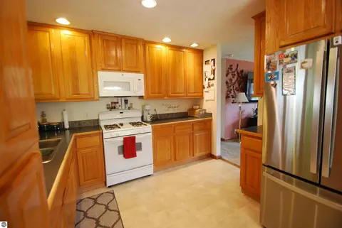 Kitchen - 797 Kenyon Rd, Lupton, MI 48635 photo 2 of 3