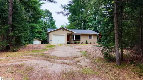 6136 NW Aarwood Rd, Rapid City, MI 49676