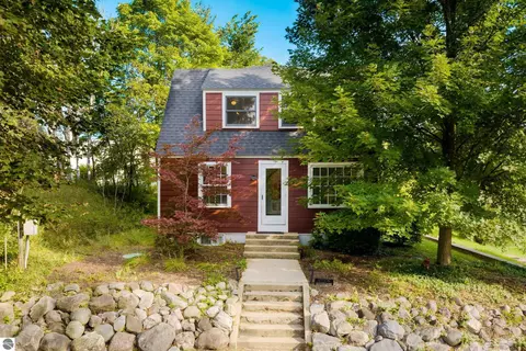 110 W Park Dr, Northport, MI 49670