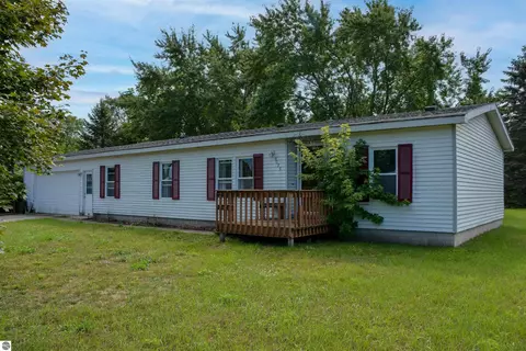 5025 Highland Dr, Traverse City, MI 49685