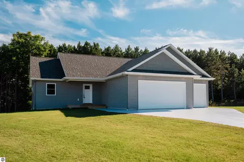 850 Coyote Ln, Traverse City, MI 49696