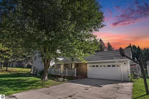 127 Blossom Ave, Cadillac, MI 49601