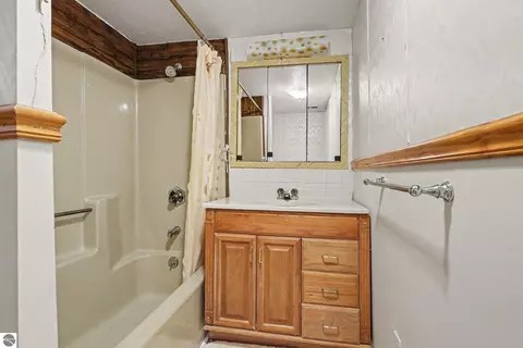 Bath - 2372 Lake View Dr, Hale, MI 48739 photo 1 of 1
