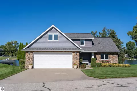 1067 Crown Point Dr, Lake Isabella, MI 48893