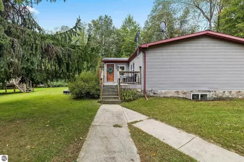 Exterior - 4812 SE County Line Rd, Shepherd, MI 48883 photo 2 of 5