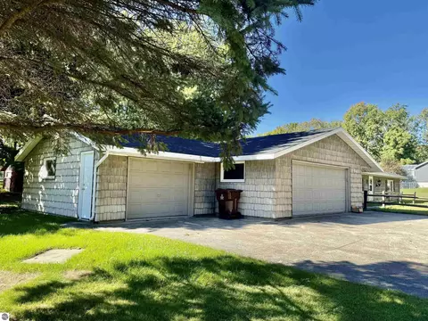 Exterior - 440 S Chippewa St, Shepherd, MI 48883 photo 3 of 9