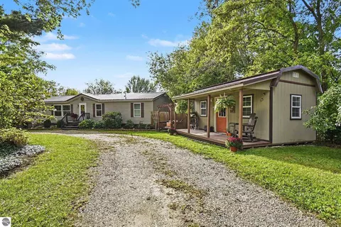 Exterior - 691 N Duffield Rd, Sumner, MI 48889 photo 2 of 12