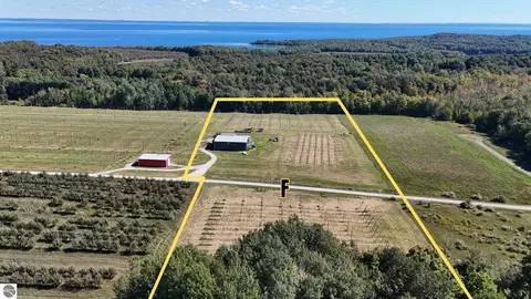 5766 N Omena Rise, Northport, MI 49670