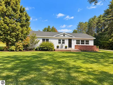 3820 W 16 Rd, Mesick, MI 49668