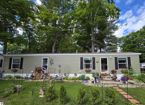 616 Shadywood St, Elk Rapids, MI 49629
