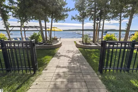 4336 Crystal Dr, Beulah, MI 49617