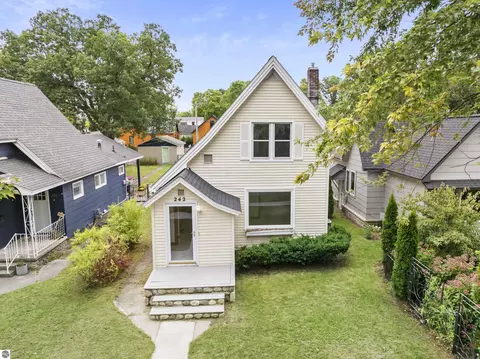 242 E Tenth St, Traverse City, MI 49684