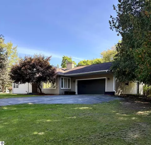 132 Fox Dr, Saint Louis, MI 48880