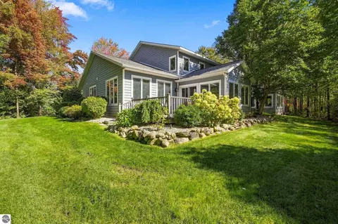 134 Davidsen Shores Dr, Cadillac, MI 49601