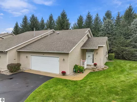 210 Greenview Cir, Cadillac, MI 49601