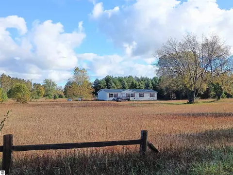 17538 Ridgeway Dr, Thompsonville, MI 49683