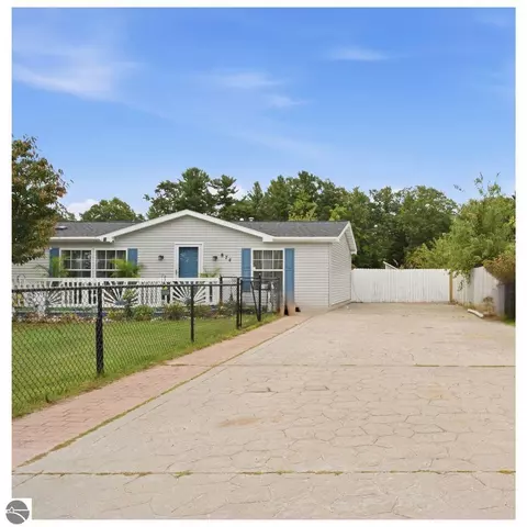 874 Crestwood Ln, Traverse City, MI 49686